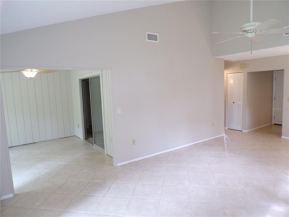 For Sale: $229,000 (2 beds, 2 baths, 966 Square Feet)