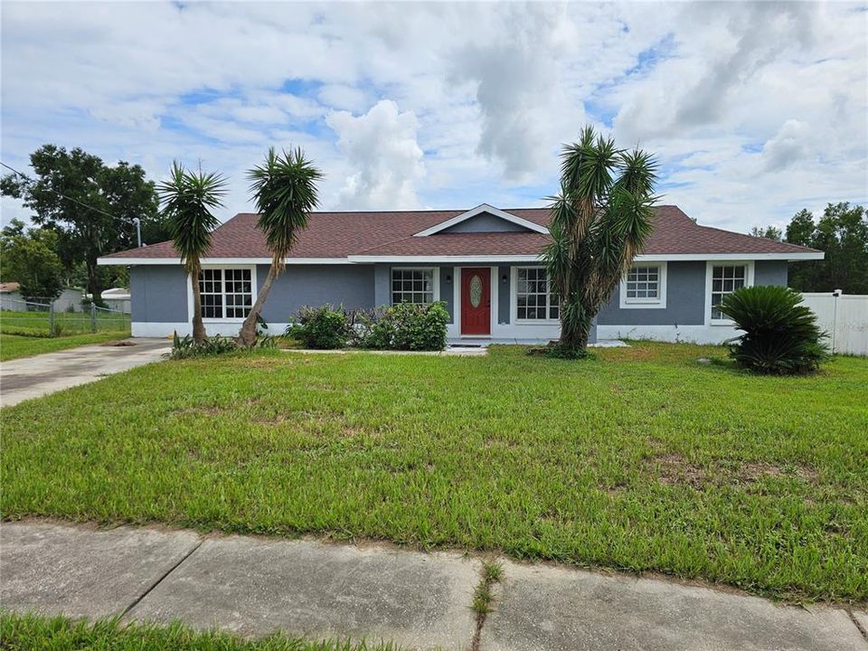 For Sale: $399,000 (5 beds, 2 baths, 1664 Square Feet)