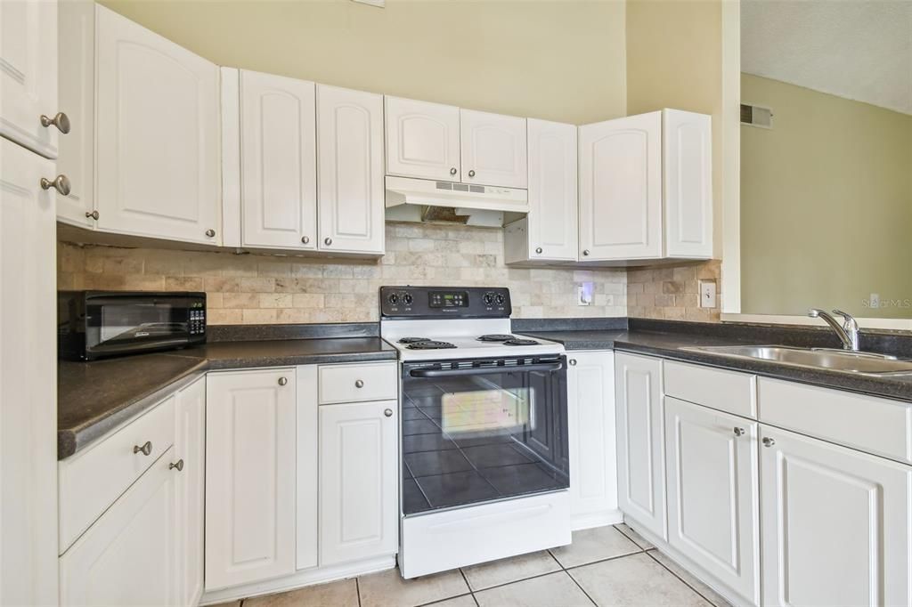 For Sale: $325,000 (2 beds, 1 baths, 935 Square Feet)