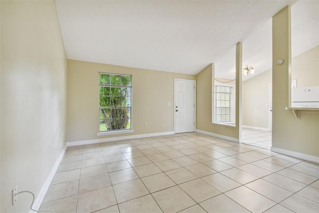 For Sale: $325,000 (2 beds, 1 baths, 935 Square Feet)