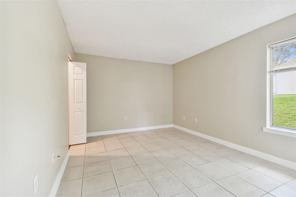 For Sale: $325,000 (2 beds, 1 baths, 935 Square Feet)