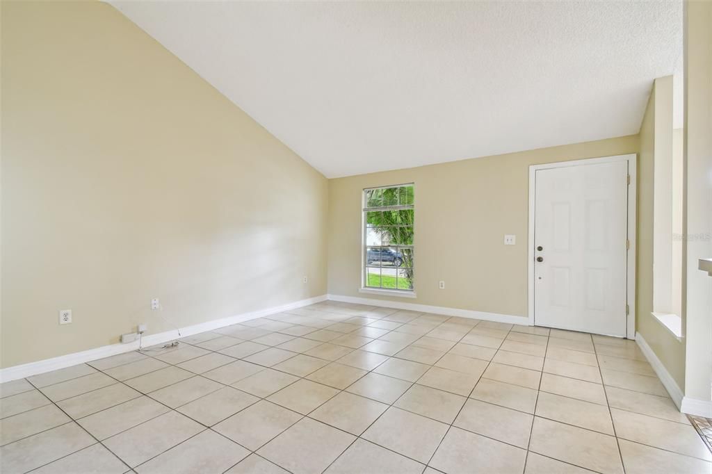 For Sale: $325,000 (2 beds, 1 baths, 935 Square Feet)