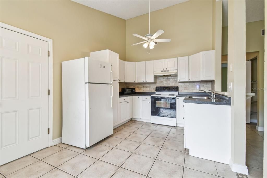 For Sale: $325,000 (2 beds, 1 baths, 935 Square Feet)