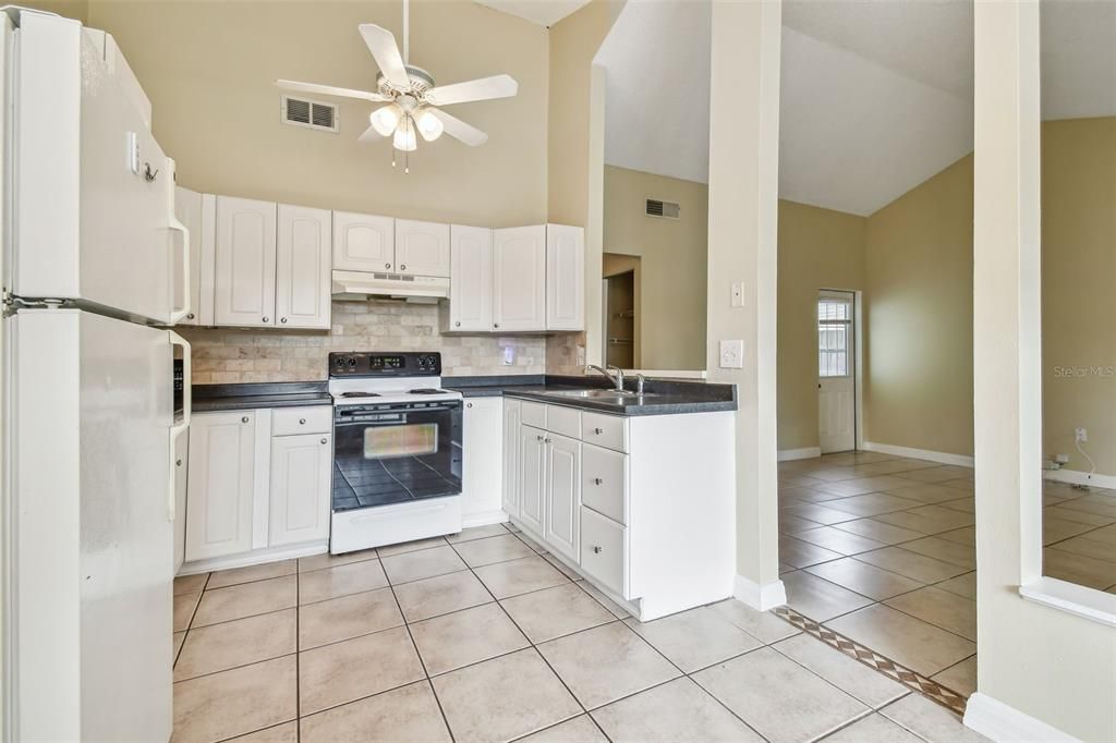 For Sale: $325,000 (2 beds, 1 baths, 935 Square Feet)