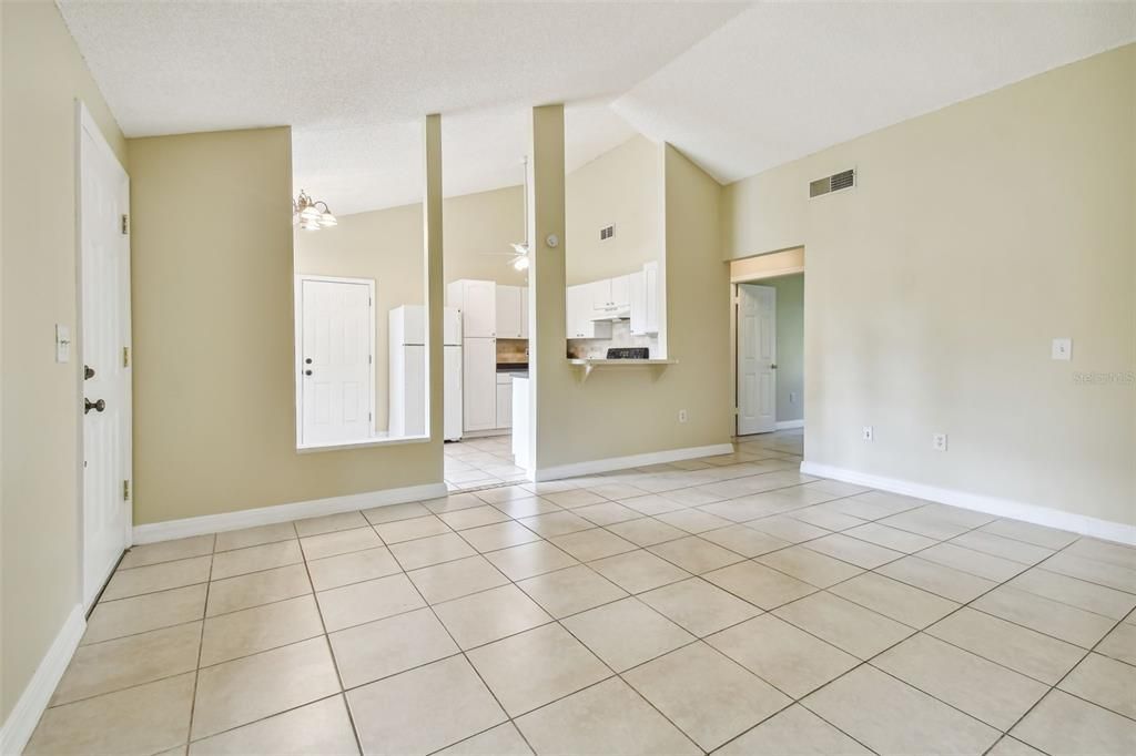 For Sale: $325,000 (2 beds, 1 baths, 935 Square Feet)