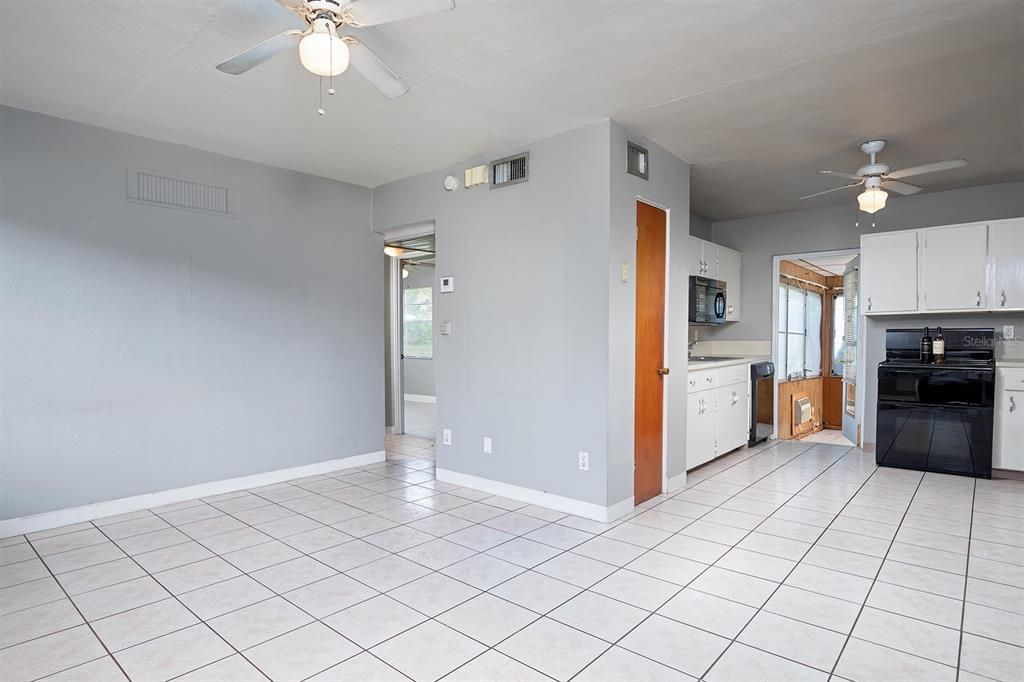 Active With Contract: $310,000 (2 beds, 1 baths, 920 Square Feet)