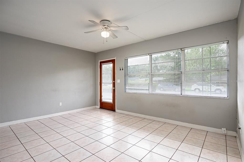 Active With Contract: $310,000 (2 beds, 1 baths, 920 Square Feet)