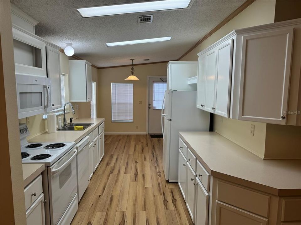 For Rent: $1,950 (3 beds, 2 baths, 1296 Square Feet)