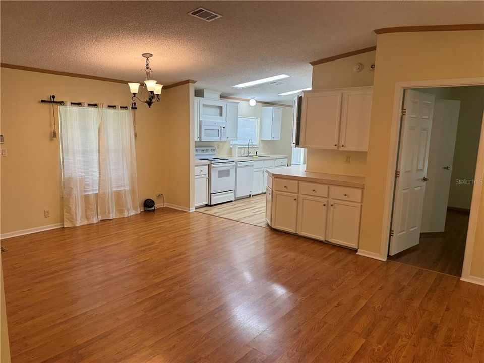 For Rent: $1,950 (3 beds, 2 baths, 1296 Square Feet)