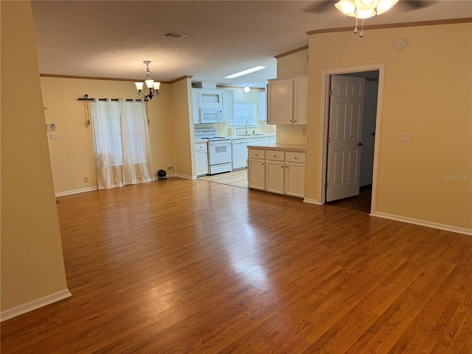 For Rent: $1,950 (3 beds, 2 baths, 1296 Square Feet)