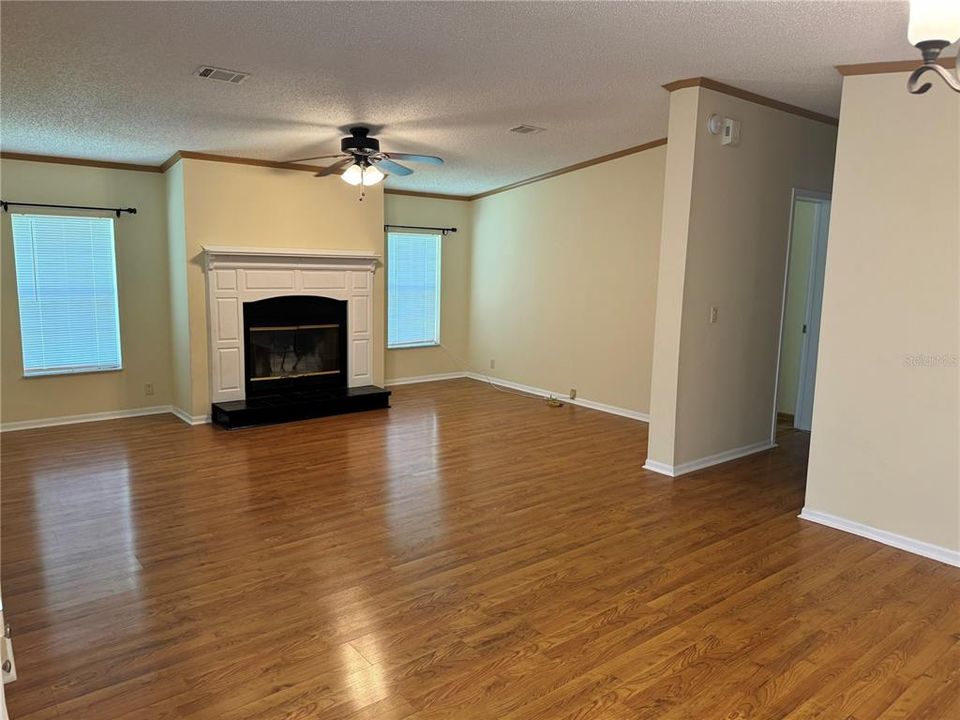 For Rent: $1,950 (3 beds, 2 baths, 1296 Square Feet)