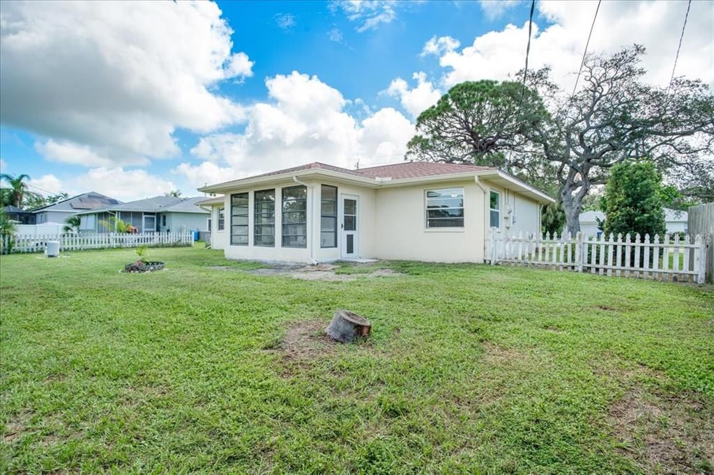 Rear of home with Florida lanai