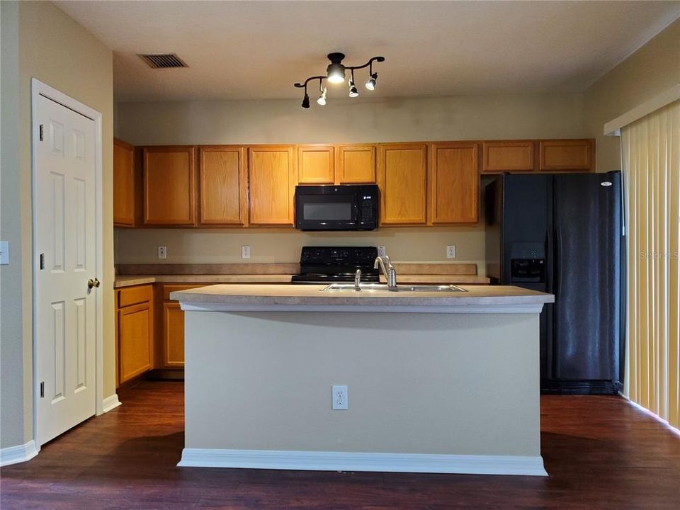 Active With Contract: $1,795 (2 beds, 2 baths, 1298 Square Feet)