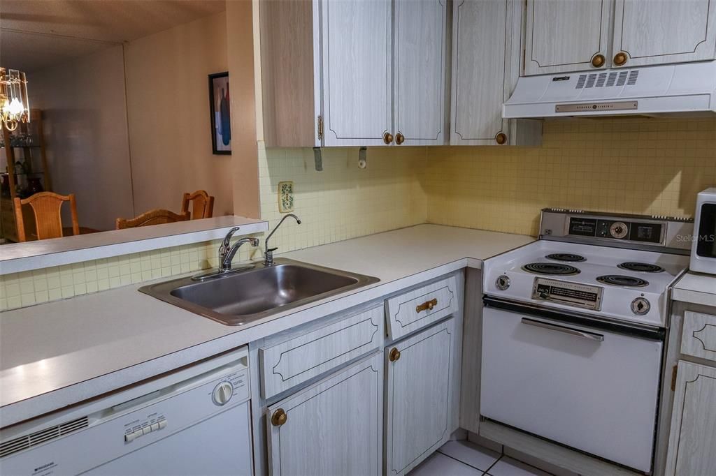 For Sale: $110,000 (1 beds, 1 baths, 682 Square Feet)