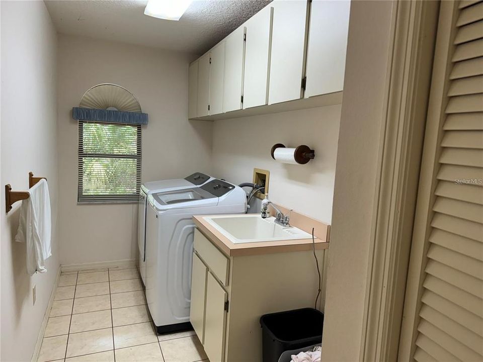 For Rent: $2,100 (3 beds, 2 baths, 1833 Square Feet)