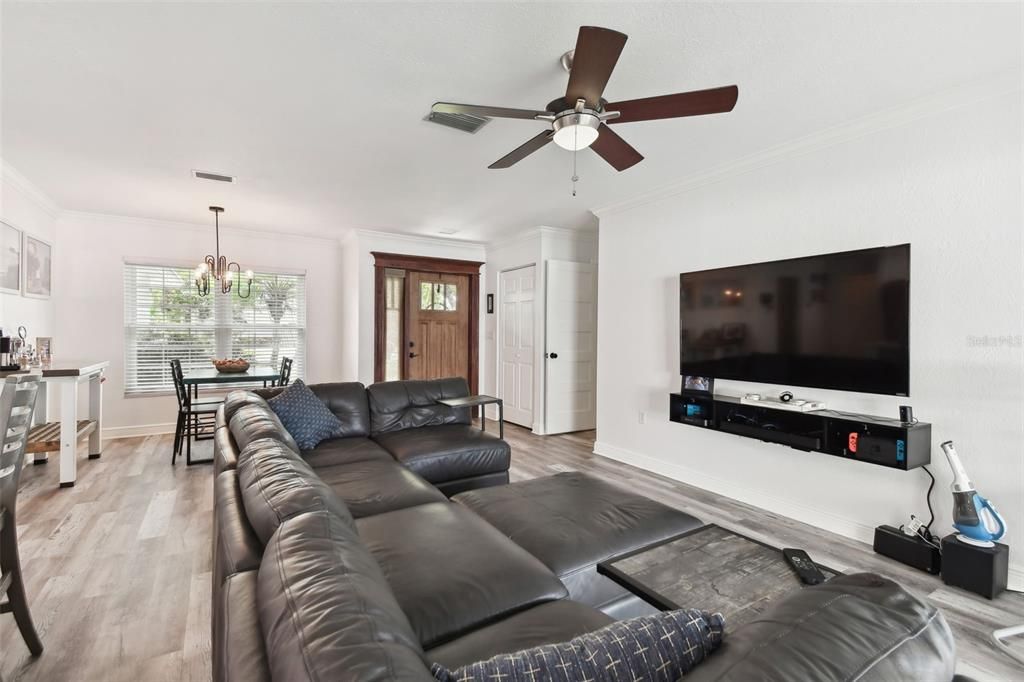 For Sale: $450,000 (2 beds, 2 baths, 1198 Square Feet)