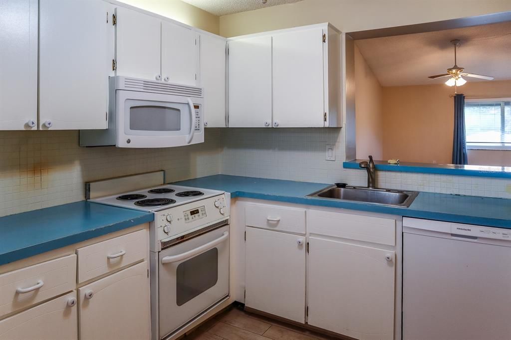 For Sale: $120,000 (1 beds, 1 baths, 682 Square Feet)