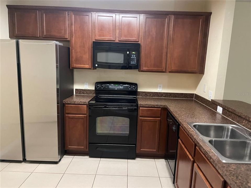 Active With Contract: $2,300 (3 beds, 2 baths, 1410 Square Feet)