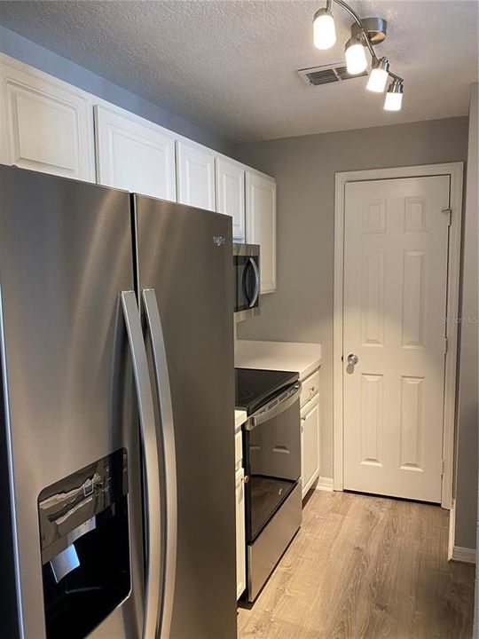 For Rent: $2,100 (1 beds, 1 baths, 687 Square Feet)