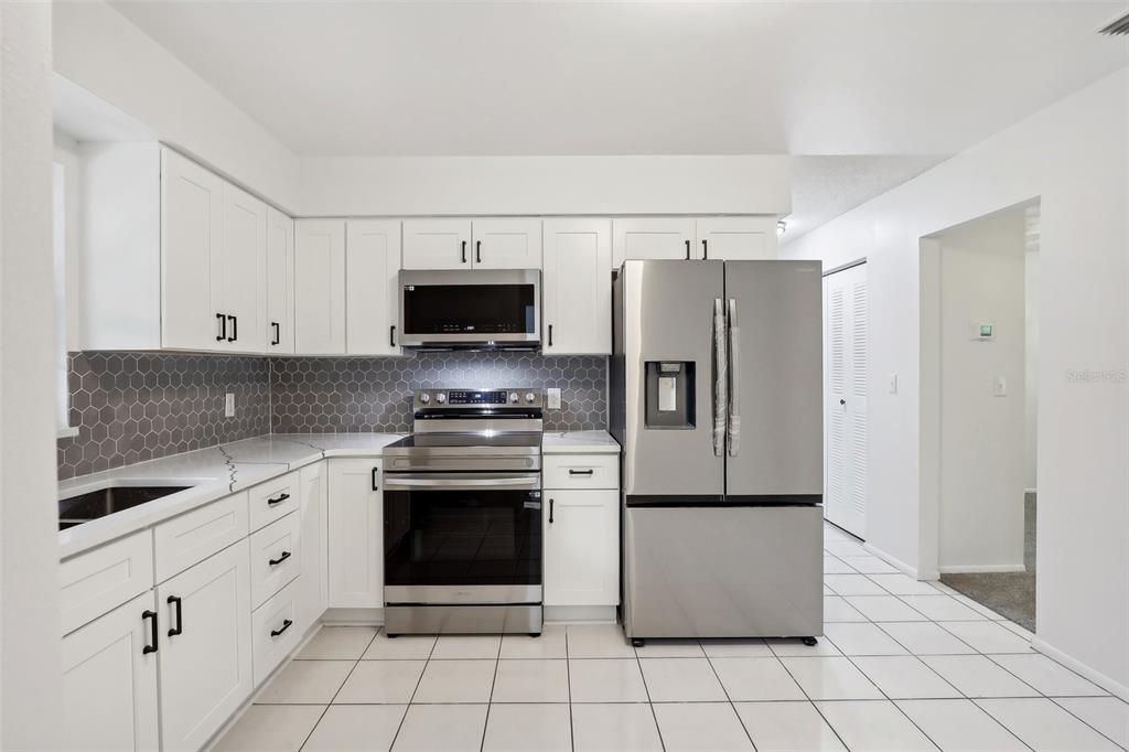 Kitchen all new appliances, all new quartz counters, all new cabinets,