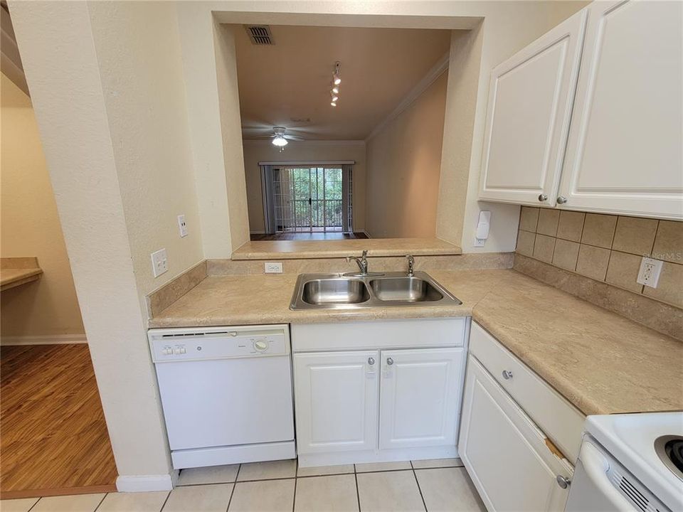 For Sale: $225,000 (2 beds, 2 baths, 1275 Square Feet)