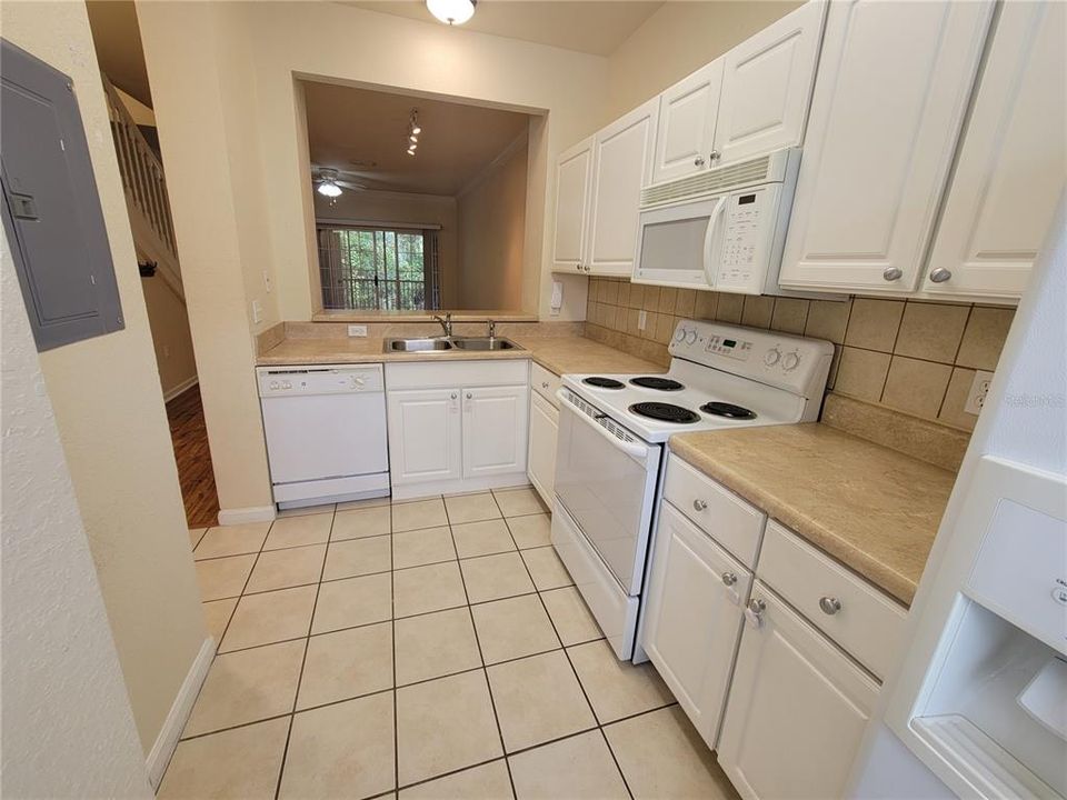 For Sale: $225,000 (2 beds, 2 baths, 1275 Square Feet)