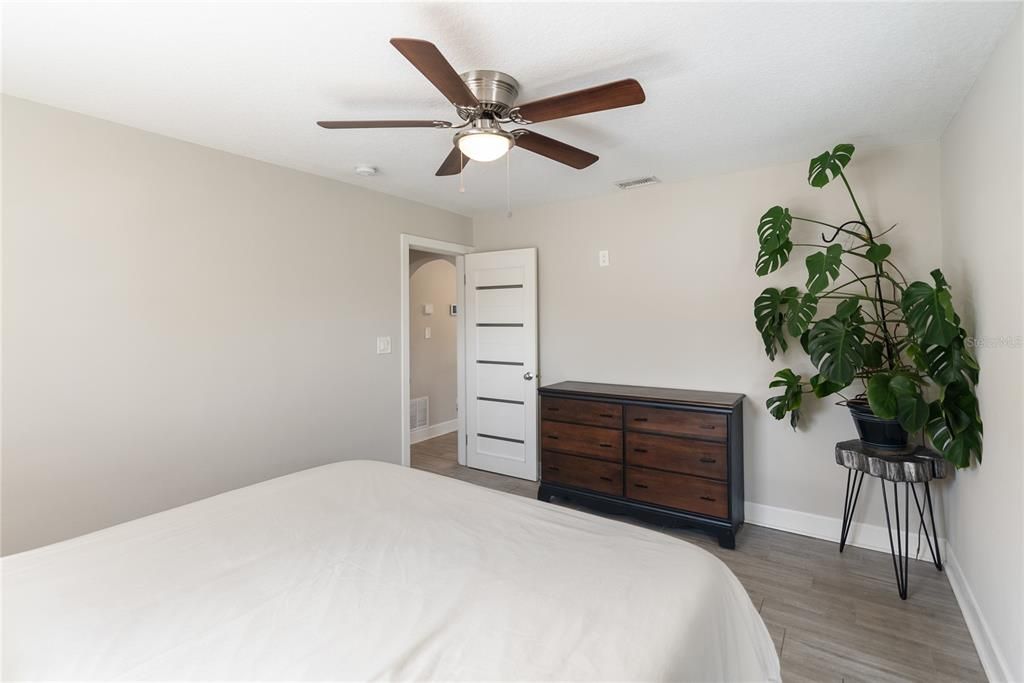 For Sale: $415,000 (2 beds, 1 baths, 1138 Square Feet)