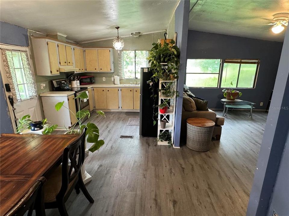 For Sale: $160,000 (2 beds, 2 baths, 864 Square Feet)