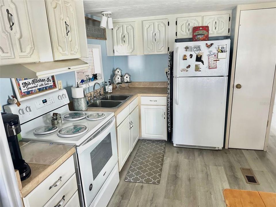 For Sale: $72,900 (1 beds, 1 baths, 768 Square Feet)