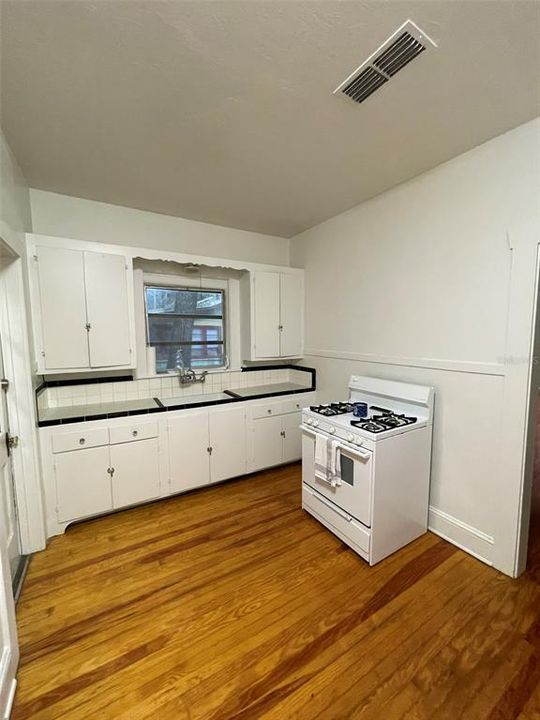 For Sale: $275,000 (2 beds, 1 baths, 1098 Square Feet)