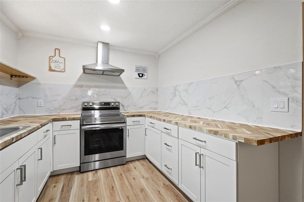 For Sale: $379,000 (2 beds, 2 baths, 888 Square Feet)