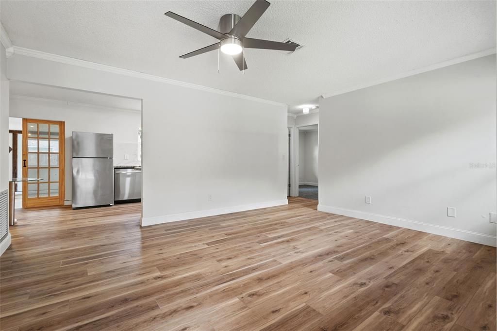 For Sale: $379,000 (2 beds, 2 baths, 888 Square Feet)