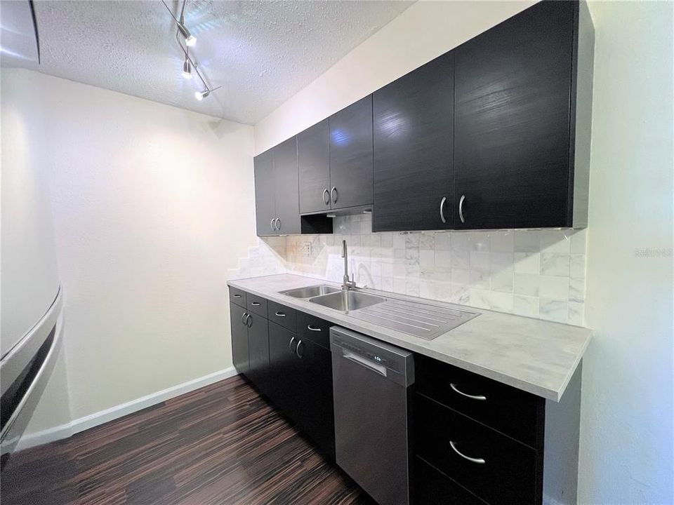 For Rent: $1,525 (1 beds, 1 baths, 644 Square Feet)