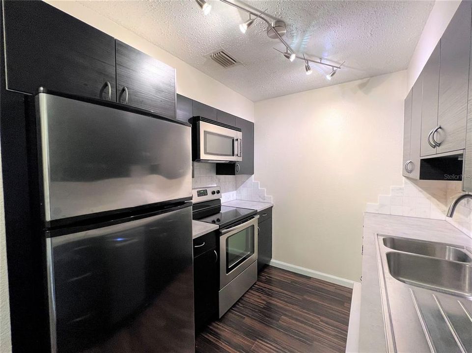 For Rent: $1,525 (1 beds, 1 baths, 644 Square Feet)