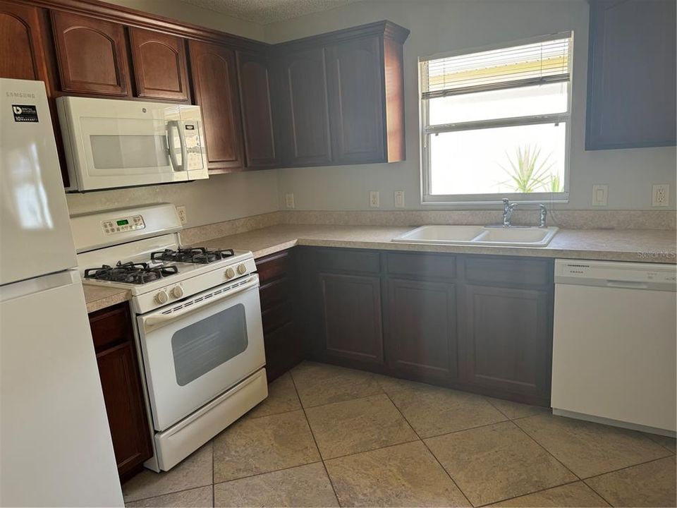 For Rent: $2,400 (2 beds, 2 baths, 1132 Square Feet)