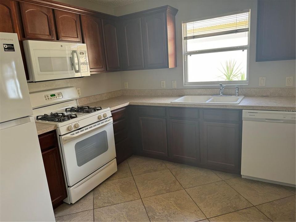 For Rent: $2,400 (2 beds, 2 baths, 1132 Square Feet)