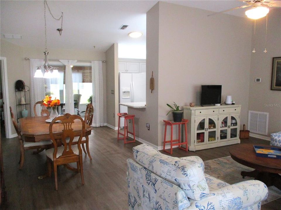 For Sale: $229,525 (2 beds, 2 baths, 1122 Square Feet)