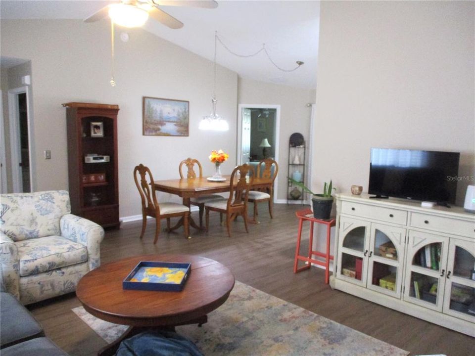 For Sale: $229,525 (2 beds, 2 baths, 1122 Square Feet)