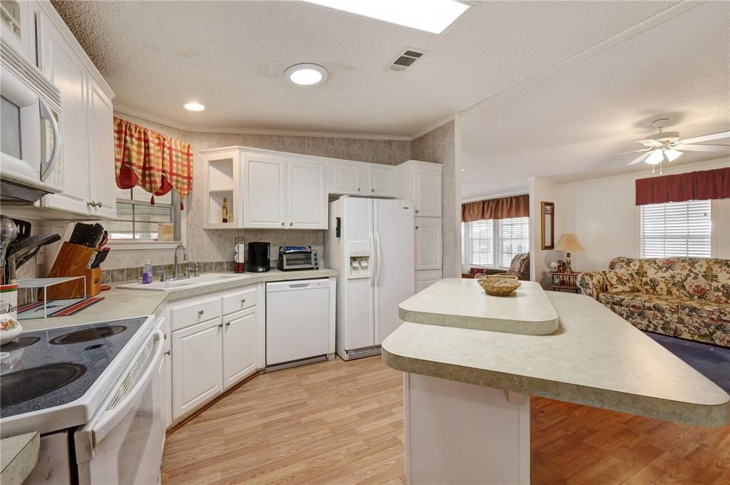 For Sale: $249,000 (2 beds, 2 baths, 1104 Square Feet)