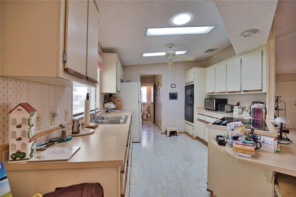 For Sale: $183,700 (2 beds, 2 baths, 1352 Square Feet)