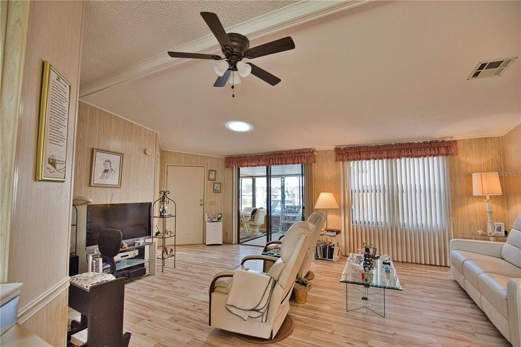 For Sale: $183,700 (2 beds, 2 baths, 1352 Square Feet)