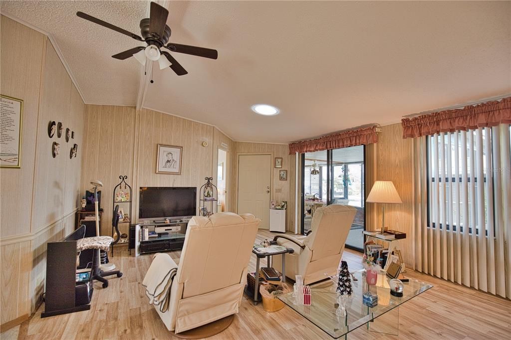 For Sale: $183,700 (2 beds, 2 baths, 1352 Square Feet)