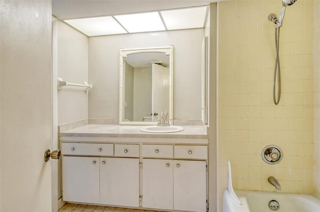 Bathroom with shower/tub