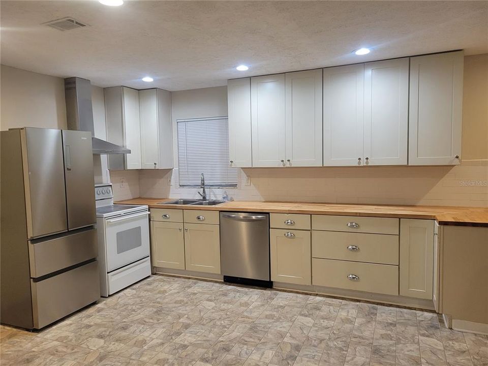 For Rent: $2,100 (3 beds, 2 baths, 1235 Square Feet)