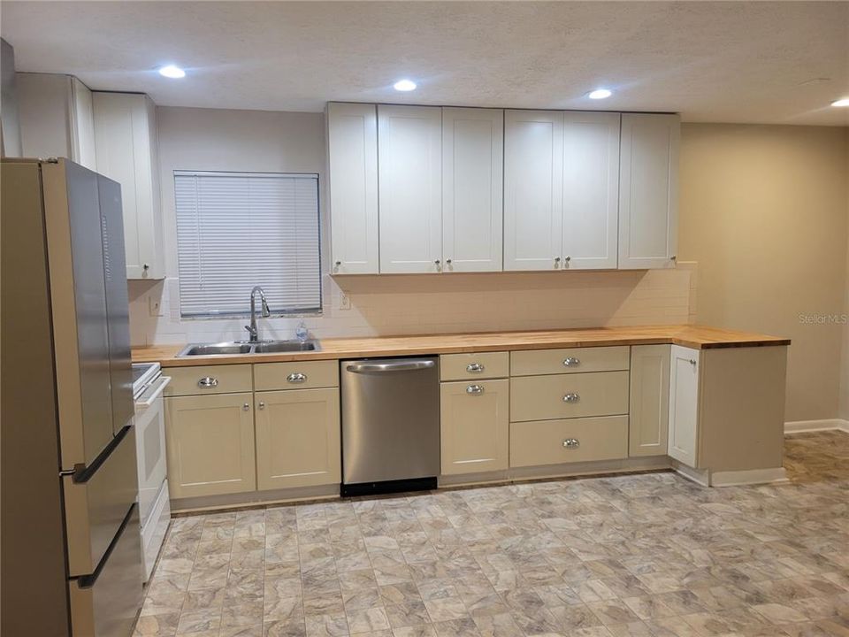 For Rent: $2,100 (3 beds, 2 baths, 1235 Square Feet)