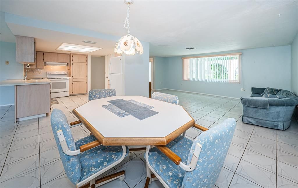 For Sale: $300,000 (2 beds, 2 baths, 1453 Square Feet)