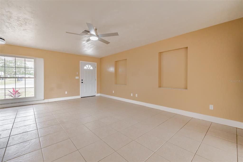 For Sale: $239,000 (2 beds, 1 baths, 1290 Square Feet)