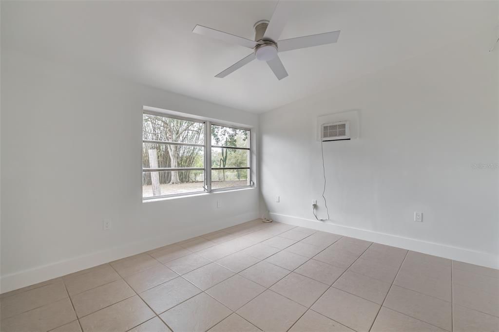 For Sale: $239,000 (2 beds, 1 baths, 1290 Square Feet)