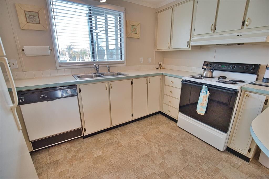 For Sale: $194,500 (2 beds, 2 baths, 863 Square Feet)