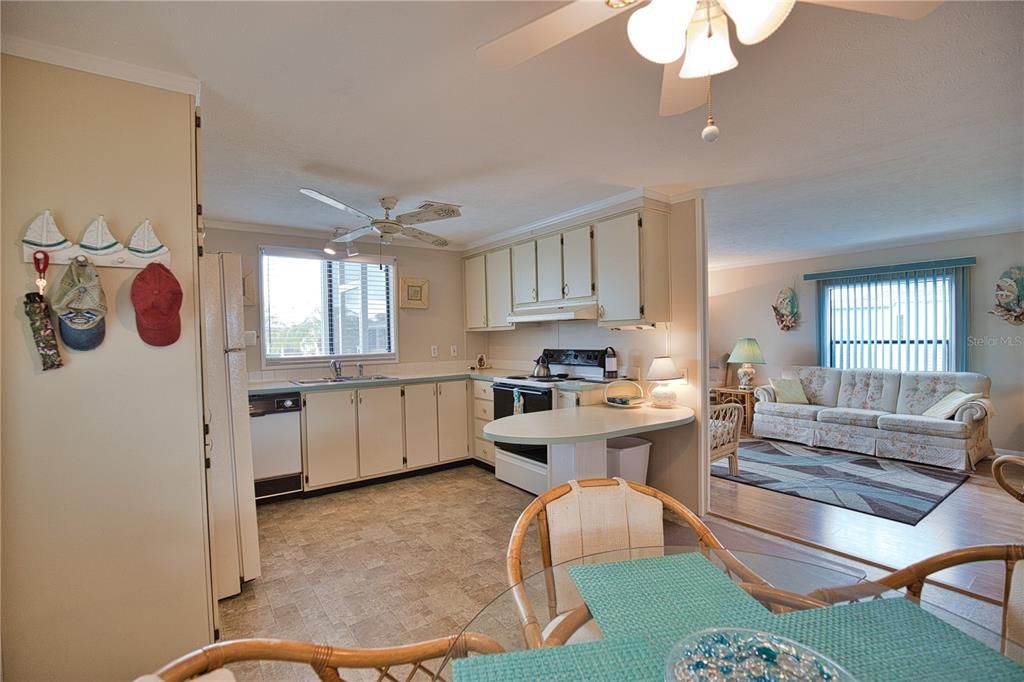 For Sale: $194,500 (2 beds, 2 baths, 863 Square Feet)